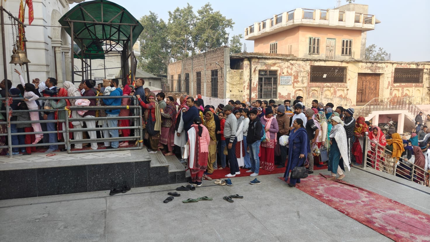 28jjrp02- बेरी के माता भीमेश्वरी देवी मंदिर में प्रसाद ग्रहण करते श्रद्धालु। संवाद