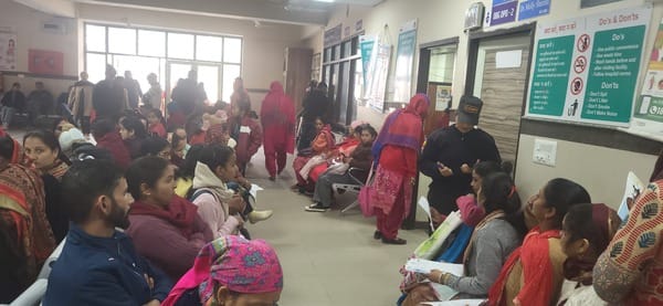 बिलासपुर अस्प्ताल में  पर्ची काउंटर में खडे विभिन्न क्षेत्राें से आए मरीज। संवाद