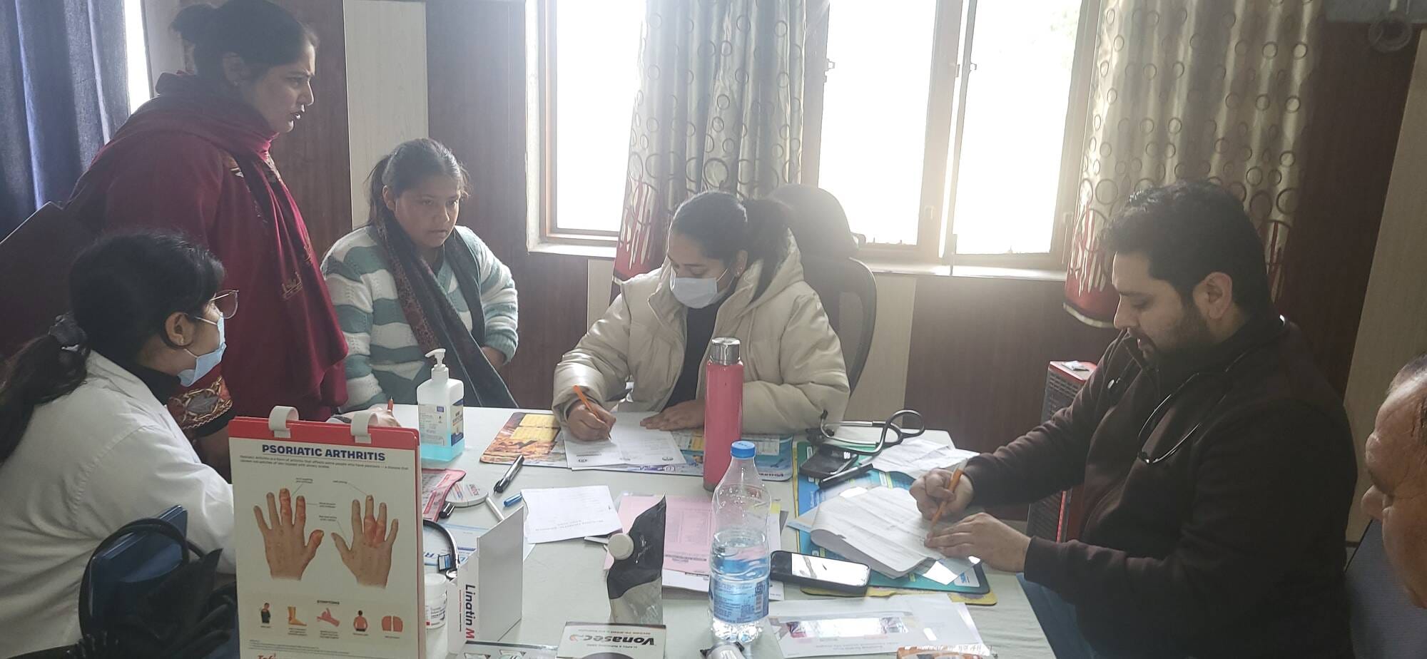 बिलासपुर अस्प्ताल में  पर्ची काउंटर में खडे विभिन्न क्षेत्राें से आए मरीज। संवाद