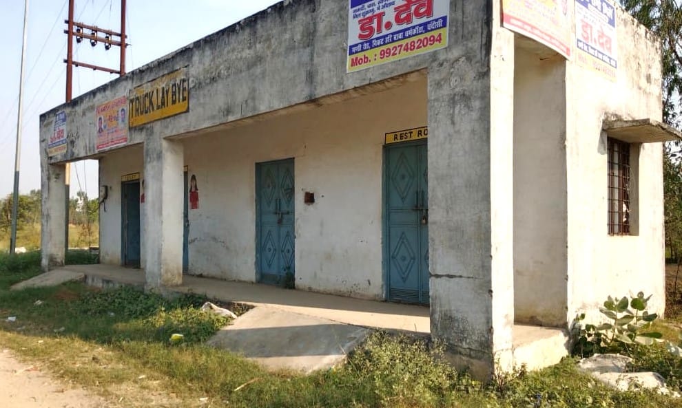 बनियाठेर के मुरादाबाद-आगरा हाईवे नया बाईपास पर बने ट्रक ले बाई पर पसरा अंधेरा। संवाद