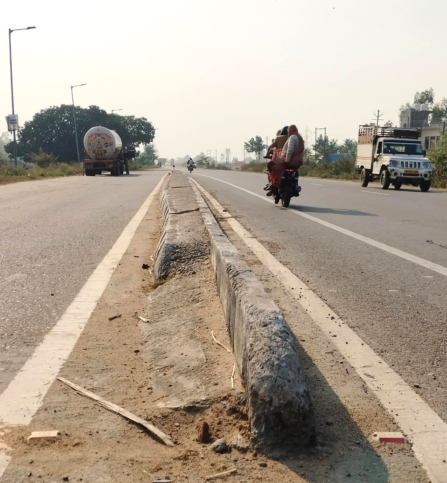 बनियाठेर के मुरादाबाद-आगरा हाईवे नया बाईपास पर बने ट्रक ले बाई पर पसरा अंधेरा। संवाद