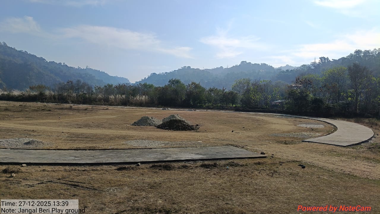 बैरी पंचायत में खेल मैदान के साथ ट्रैक के निर्माण कार्य में लगे मजदूर। संवाद