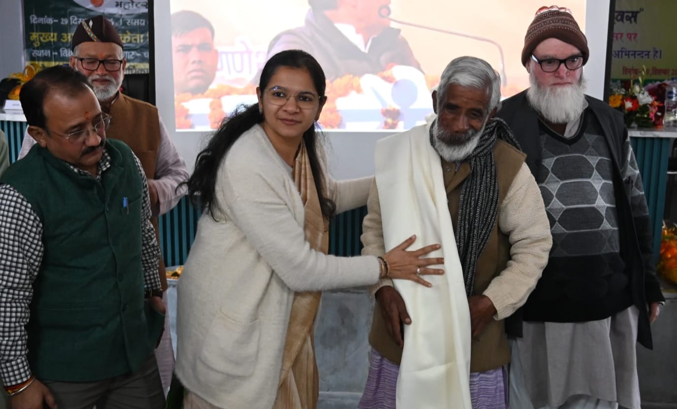 चंबा में आयोजित माल्टा महोत्सव में किसानों से जानकारी लेती डीएम नितिका खंडेलवाल व अन्य अतिथि। 