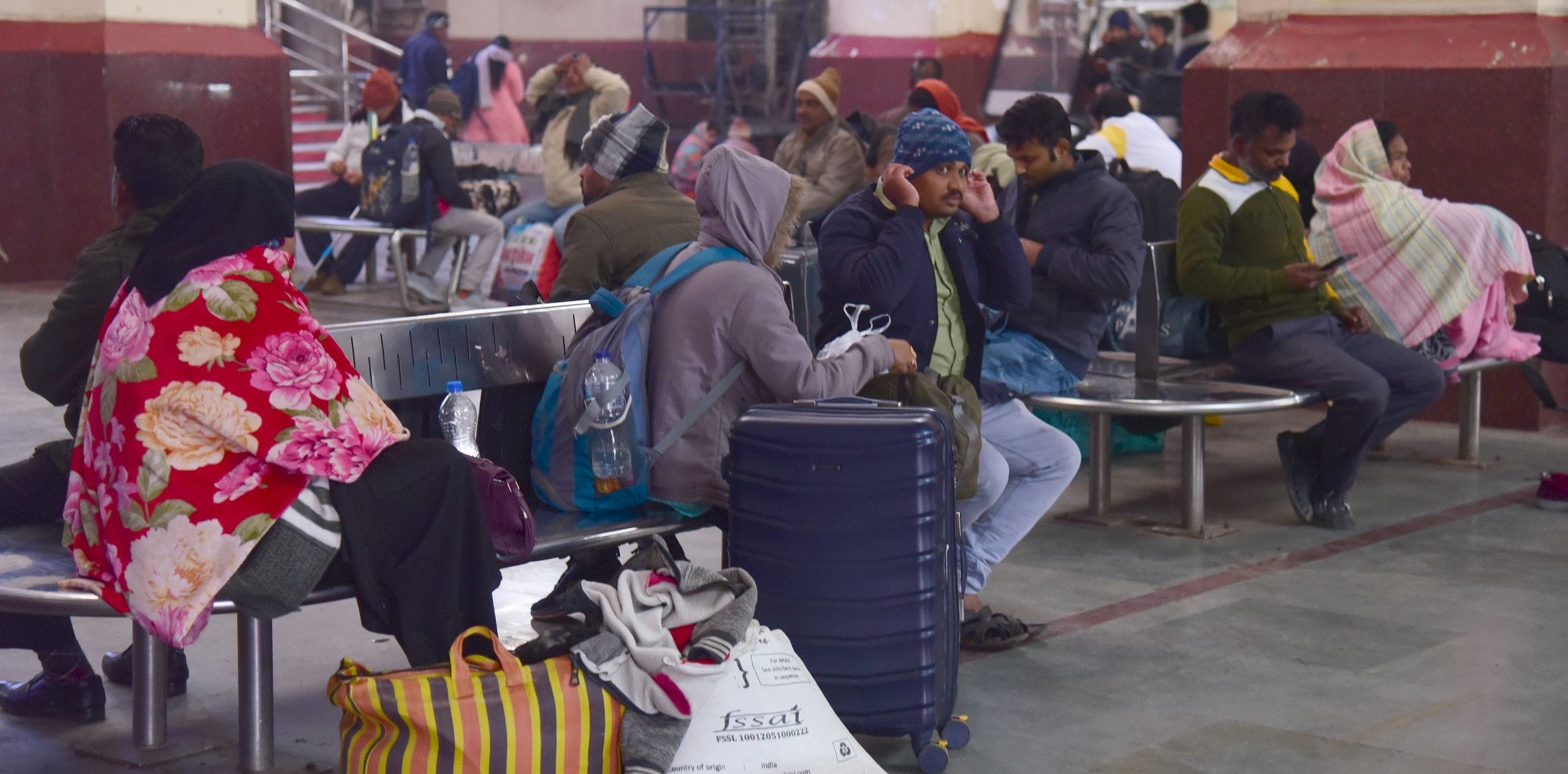 चारबाग स्टेशन पर यात्री ठंड से ठिठुरते रहे। चारबाग स्टेशन पर यात्री ठंड से ठिठुरते रहे।