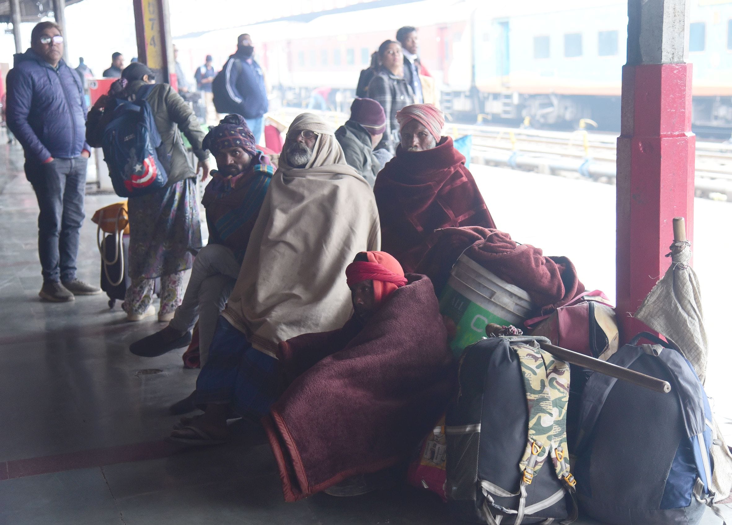 चारबाग स्टेशन पर यात्री ठंड से ठिठुरते रहे। चारबाग स्टेशन पर यात्री ठंड से ठिठुरते रहे।