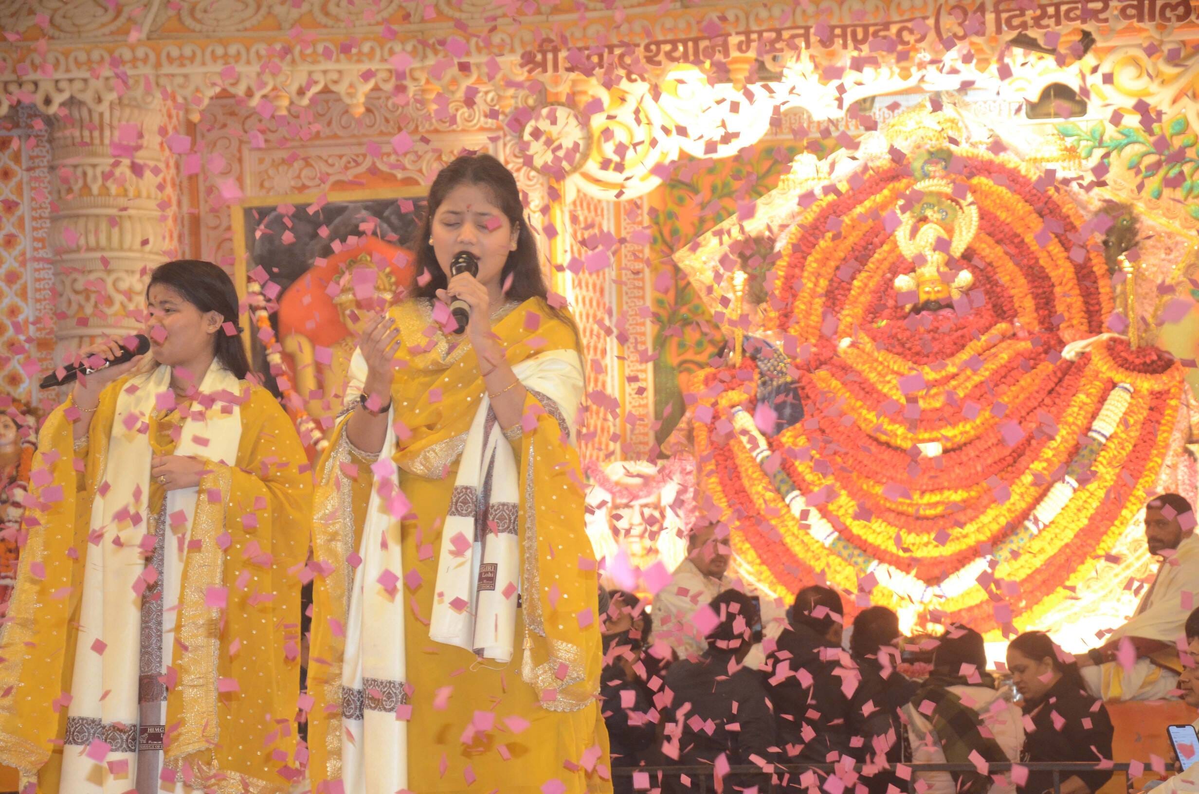 छावनी का गांधी मैदान में आयोजित श्री खाटू श्याम संकीर्तन महोत्सव में भजन सुनते श्रद्धालु। संवाद छावनी का गांधी मैदान में आयोजित श्री खाटू श्याम संकीर्तन महोत्सव में भजन सुनते श्रद्धालु। संवाद