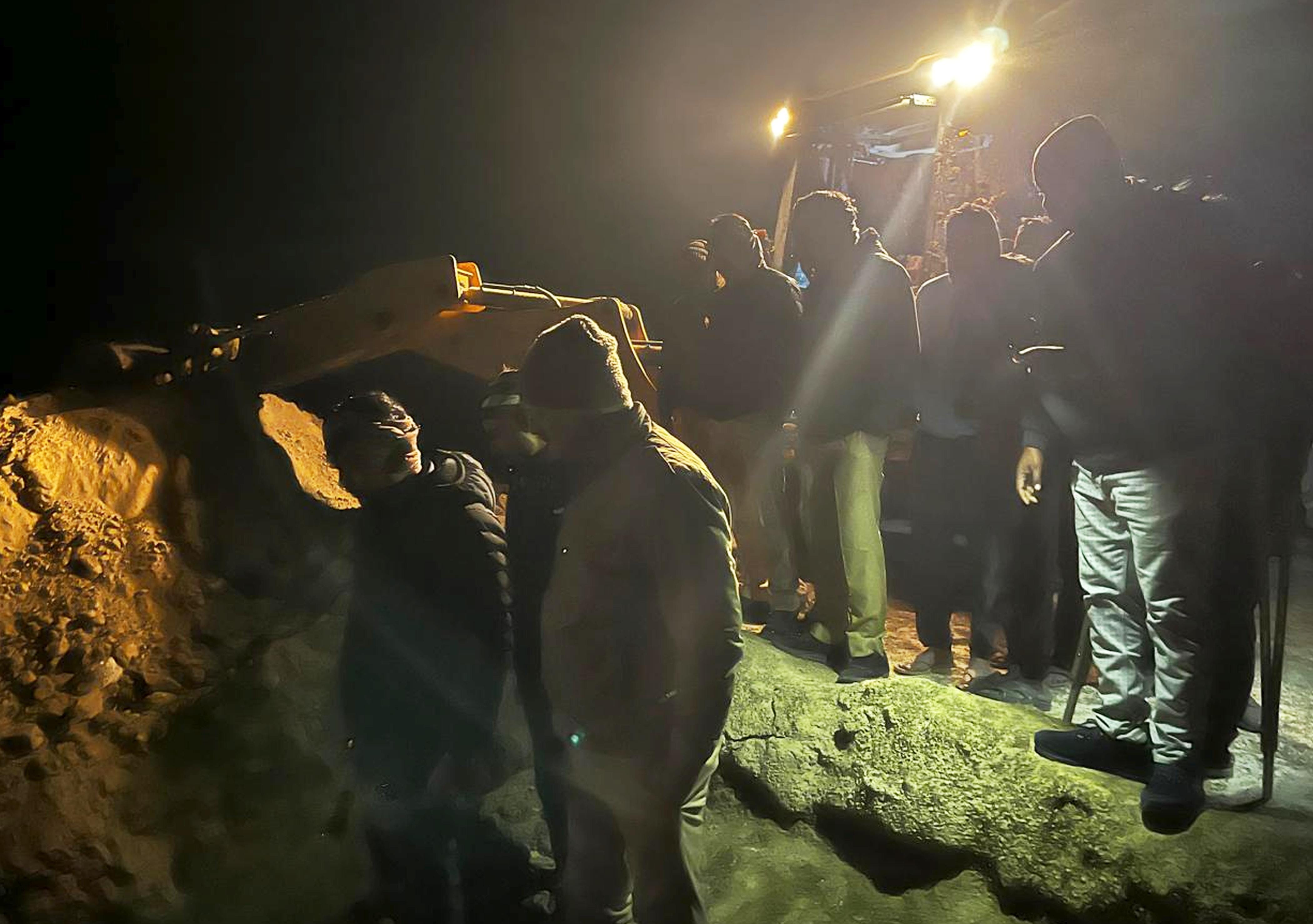 फोटो-21-कोहरे की धुंध में रेलवे स्टेशन से गुजरती सुपरफास्ट ट्रेन। संवाद