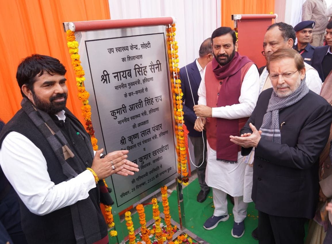 फोटो 23: सोनीपत में खरखौदा में पहली महिला शिक्षिका सावित्री बाई फुले की प्रतिमा पर नमन के बाद