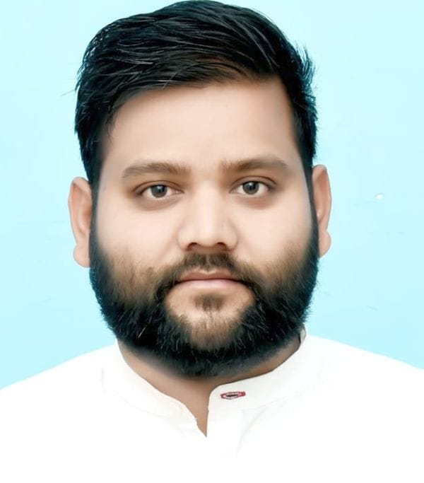 फोटो 28 एमएएचपी 10 परिचय-जानकारी देते पूर्व प्रधान अमित दीक्षित। संवाद