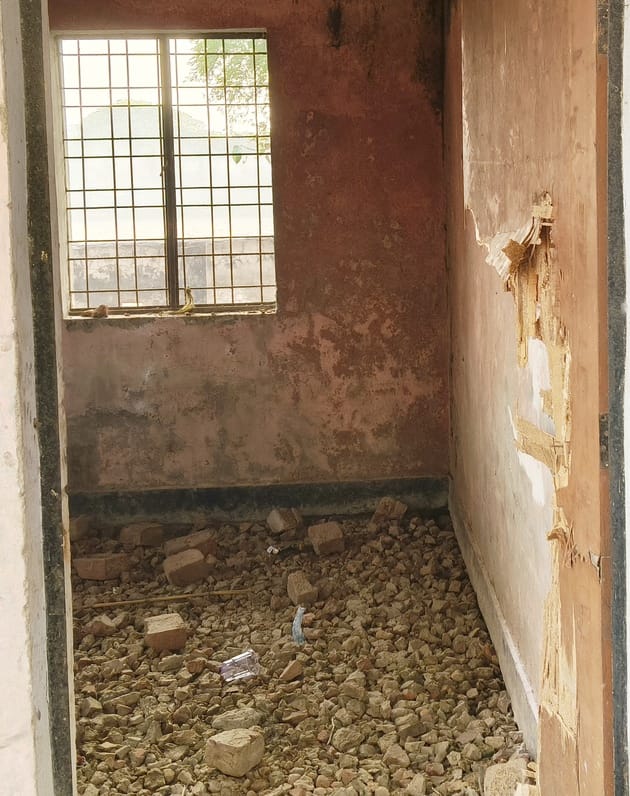फोटो-32-पंचायत भवन की कच्ची फर्स। संवाद फोटो-32-पंचायत भवन की कच्ची फर्स। संवाद