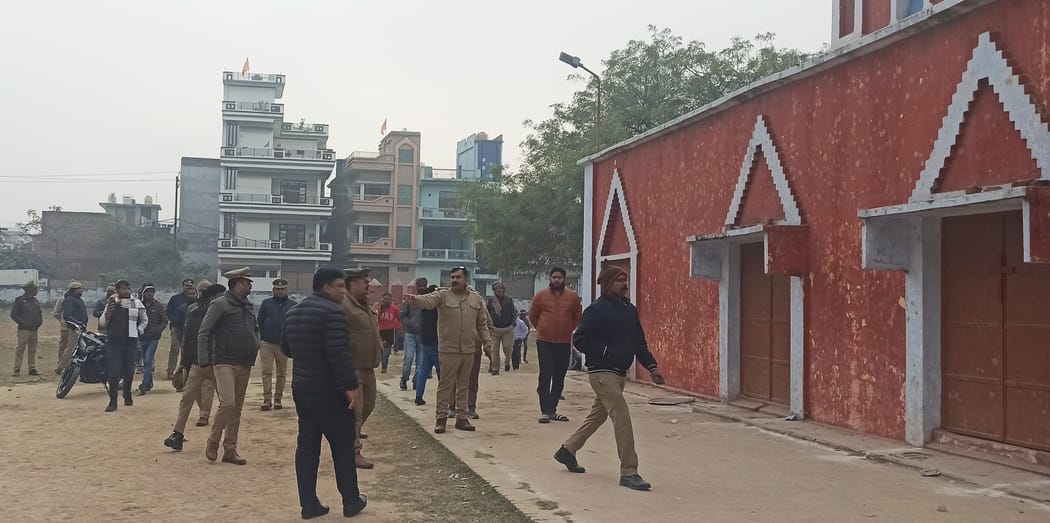 फोटो-36-चर्च के बाहर देवीगंज ओवर ब्रिज के नीचे हंगामा करते कार्यकर्ता व पुलिस। संवाद फोटो-36-चर्च के बाहर देवीगंज ओवर ब्रिज के नीचे हंगामा करते कार्यकर्ता व पुलिस। संवाद