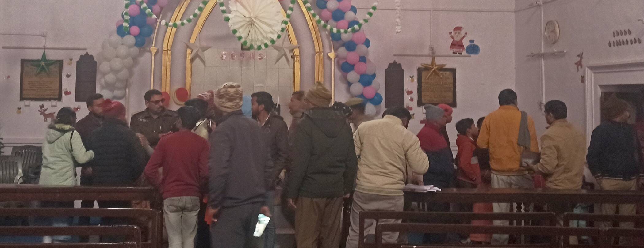 फोटो-36-चर्च के बाहर देवीगंज ओवर ब्रिज के नीचे हंगामा करते कार्यकर्ता व पुलिस। संवाद फोटो-36-चर्च के बाहर देवीगंज ओवर ब्रिज के नीचे हंगामा करते कार्यकर्ता व पुलिस। संवाद