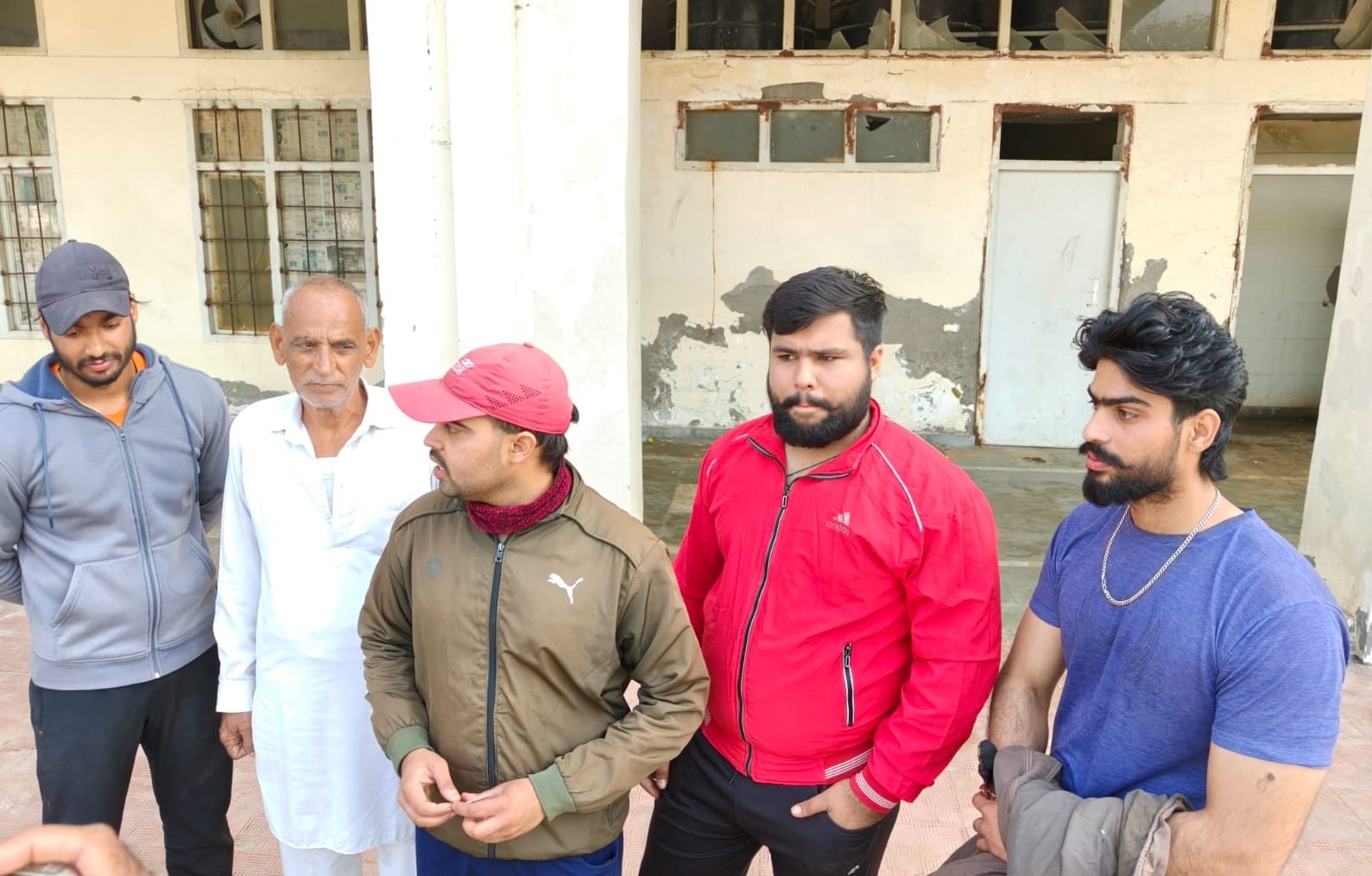 -फोटो 53 : डॉ. भीमराव अंबडेकर स्टेडियम में टूटे पड़े शीशे और जंग खाए दरवाजे। संवाद