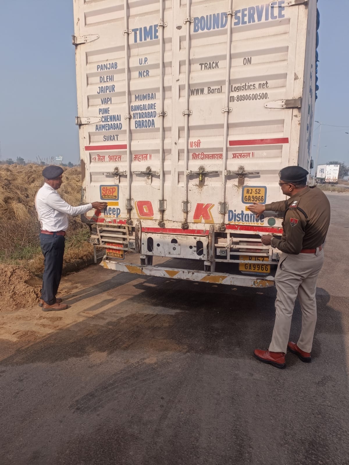 -फोटो 56 : वाहन चालकों को यातायात नियमों के प्रति जागरूक करते केएमपी टै्रफिक एसएचओ नरेश कुमार। -फोटो 56 : वाहन चालकों को यातायात नियमों के प्रति जागरूक करते केएमपी टै्रफिक एसएचओ नरेश कुमार।