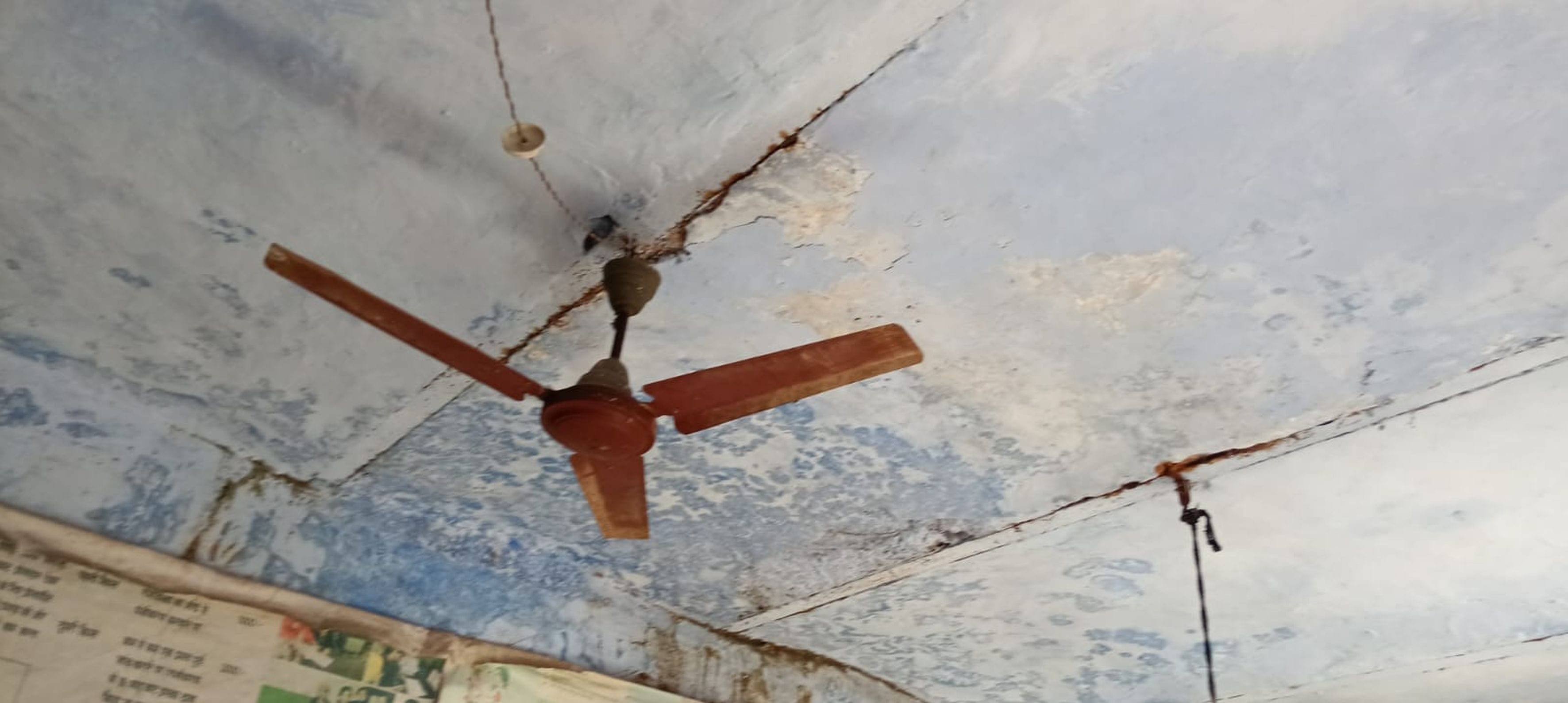 फोटो संख्या51अनाज मंडी स्थित प्राथमिक स्कूल में फटी दरी पर बैठे विद्यार्थी। संवाद फोटो संख्या51अनाज मंडी स्थित प्राथमिक स्कूल में फटी दरी पर बैठे विद्यार्थी। संवाद