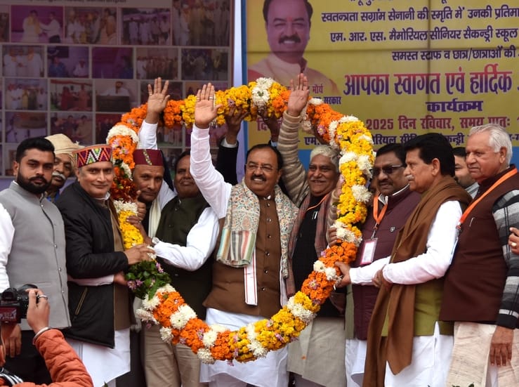 गंगोह रोड स्थित एमआरएस पब्लिक स्कूल में पूर्व सांसद बाबू मुल्कीराज सैनी की प्रतिमा का अनावरण 