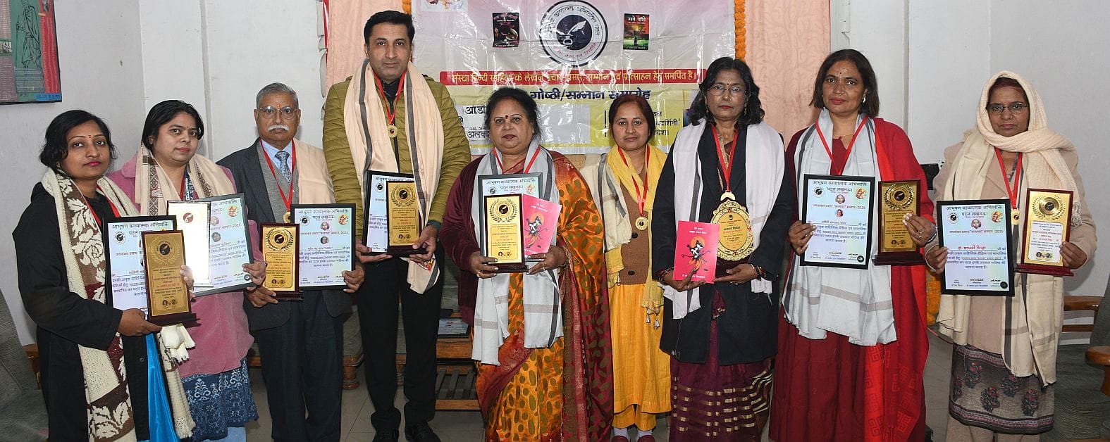 गोमतीनगर के हुसड़िया चौराहे के निकट हिंदी मीडिया सेंटर में आभूषण काव्यात्मक अभिव्यक्ति पटल की ओ