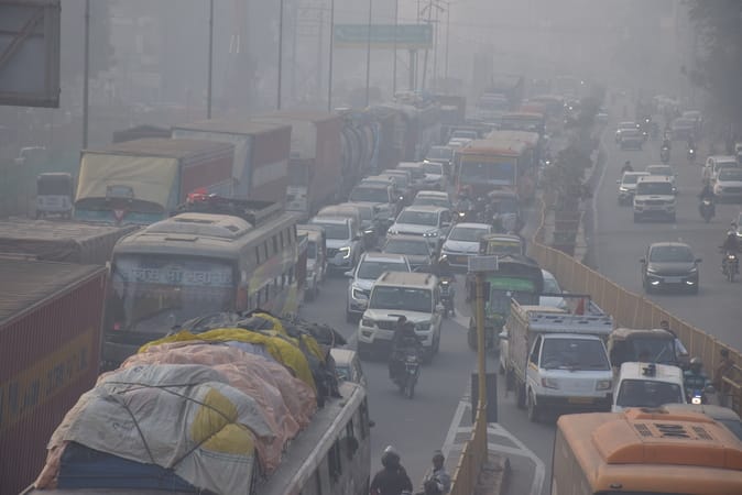 गुरुद्वारा गुरु के ताल के पास हईवे पर लगे जाम में फंसे वाहन। संवाद गुरुद्वारा गुरु के ताल के पास हईवे पर लगे जाम में फंसे वाहन। संवाद