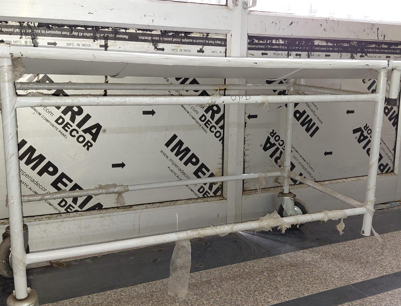 हड्डी रोगियोंं की परामर्श के लिए कक्ष के बाहर लगी भीड़। संवाद