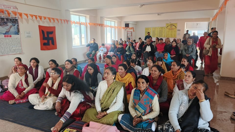 हिंदू एकता समागम में गायक पल्लवी चंदेल के भजनों पर थिरकते लोग। संवाद हिंदू एकता समागम में गायक पल्लवी चंदेल के भजनों पर थिरकते लोग। संवाद