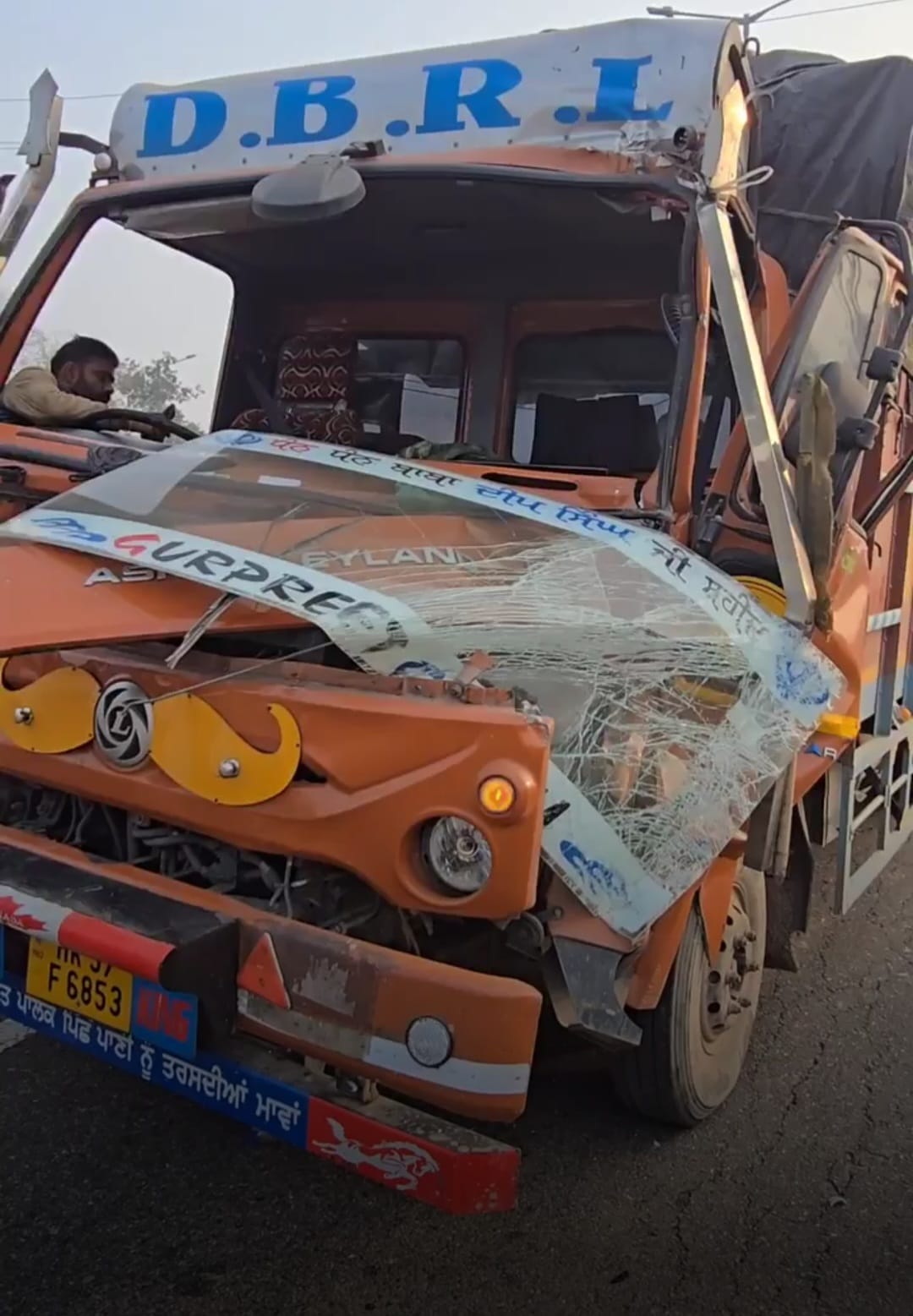 कोहरे में दो जगह भिड़े छह वाहन 150 यात्रियों में मची चीख-पुकार कोहरे में दो जगह भिड़े छह वाहन 150 यात्रियों में मची चीख-पुकार