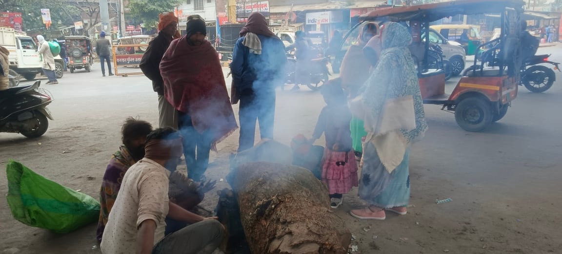 कोहरा नहीं रहा पर बदली छाई रही, लोग अपने काम काज पर जाते हुए-संवाद