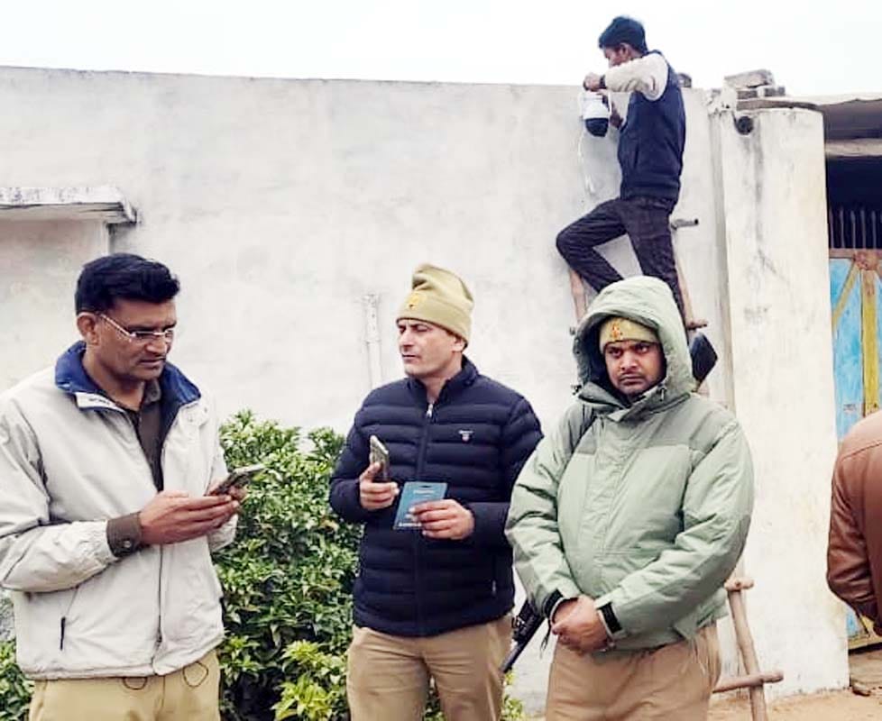 मरेना में निर्माण गिराने के बाद चबूतरा सही कराते पुलिसकर्मी। संवाद मरेना में निर्माण गिराने के बाद चबूतरा सही कराते पुलिसकर्मी। संवाद