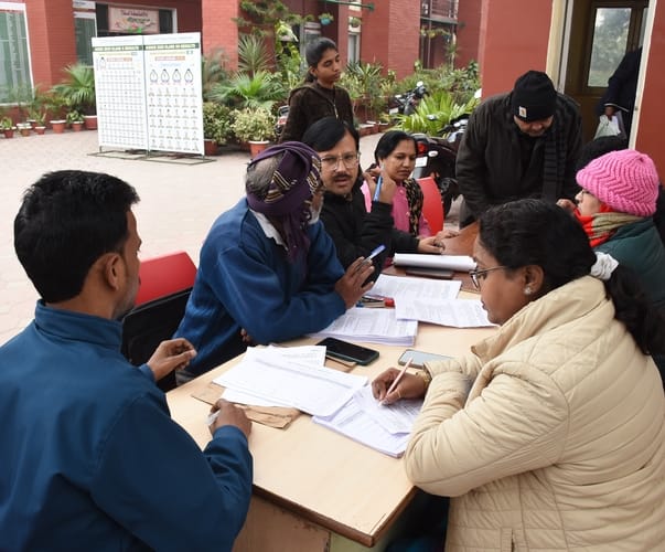 नेत्र शिविर में 50 लोगों का परीक्षण