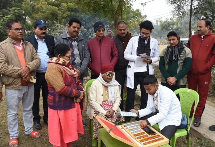 नेत्र शिविर में 50 लोगों का परीक्षण