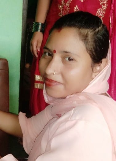 पोस्टमार्टम हाउस के बाहर मौजूद मृतका पिंकी के परिजन। संवाद
