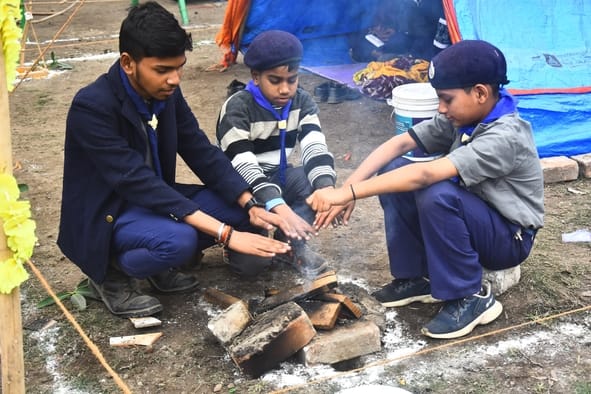 राजधानी में रविवार को कोहरा छाया रहा। घर से निकले लोग ठंड से परेशान दिखे। राजधानी में रविवार को कोहरा छाया रहा। घर से निकले लोग ठंड से परेशान दिखे।