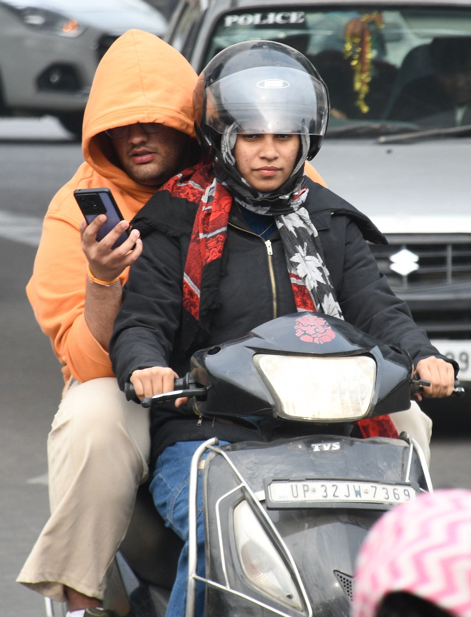 राजधानी में रविवार को कोहरा छाया रहा। घर से निकले लोग ठंड से परेशान दिखे। राजधानी में रविवार को कोहरा छाया रहा। घर से निकले लोग ठंड से परेशान दिखे।