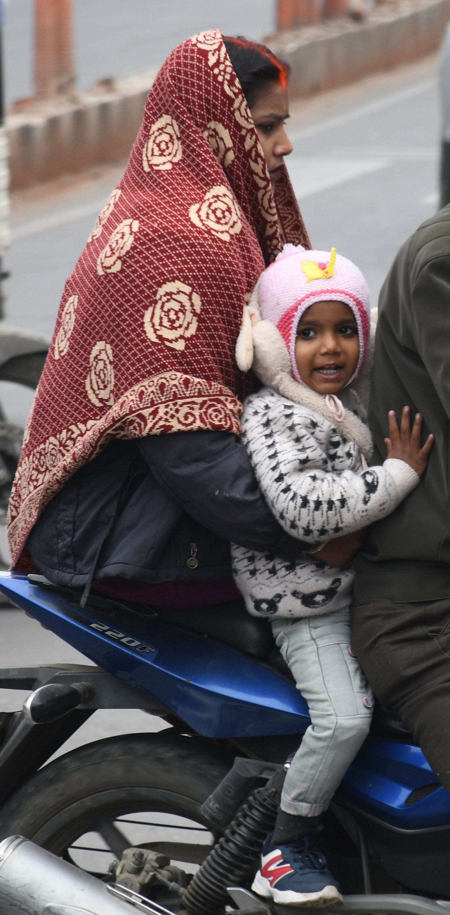 राजधानी में रविवार को कोहरा छाया रहा। घर से निकले लोग ठंड से परेशान दिखे। राजधानी में रविवार को कोहरा छाया रहा। घर से निकले लोग ठंड से परेशान दिखे।