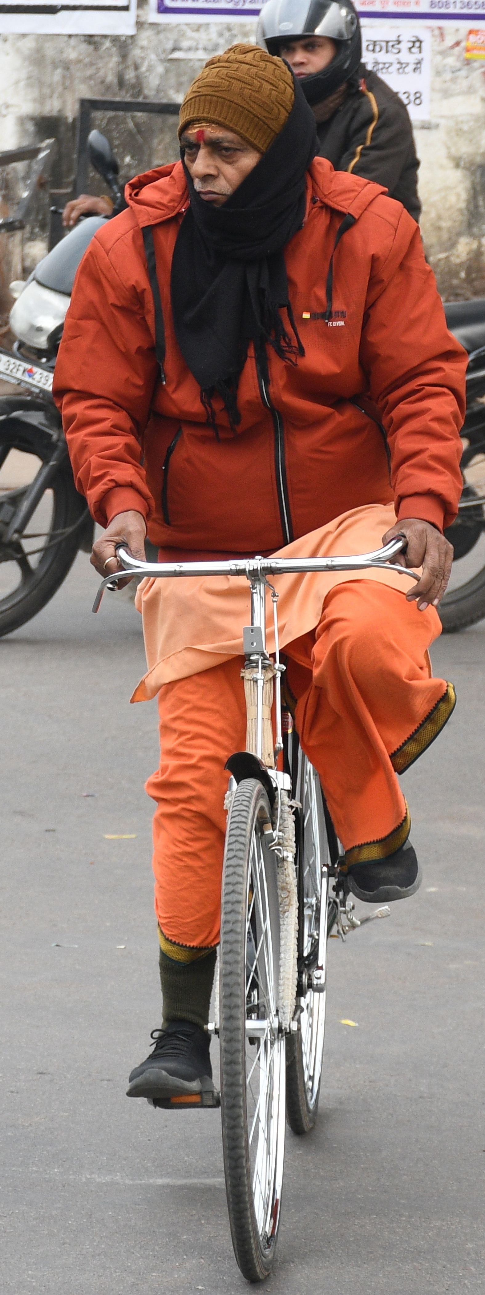 राजधानी में रविवार को कोहरा छाया रहा। घर से निकले लोग ठंड से परेशान दिखे। राजधानी में रविवार को कोहरा छाया रहा। घर से निकले लोग ठंड से परेशान दिखे।