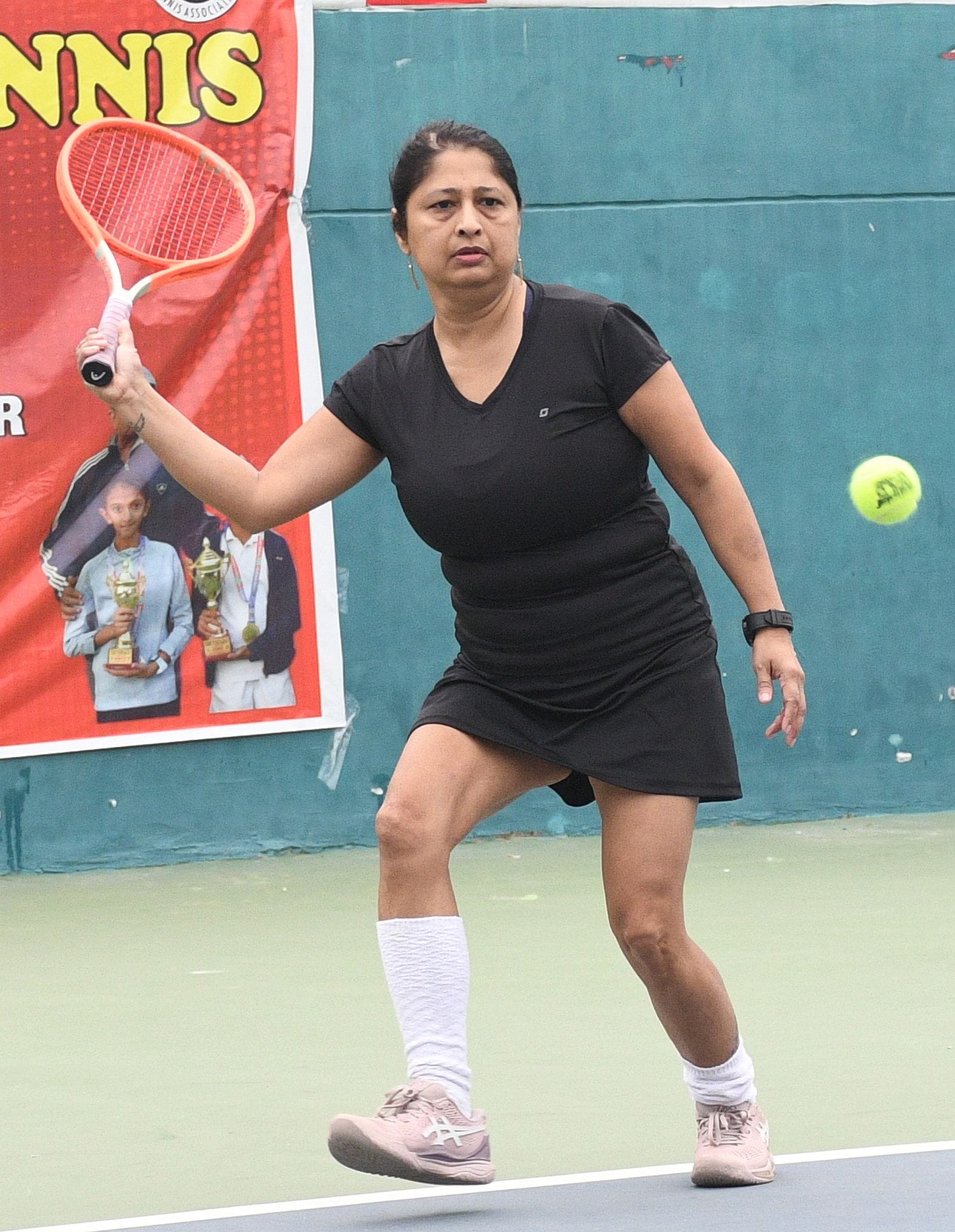 राज्य टेनिस के वेटरन वर्ग में शाॅट खेलते खिलाड़ी। राज्य टेनिस के वेटरन वर्ग में शाॅट खेलते खिलाड़ी।