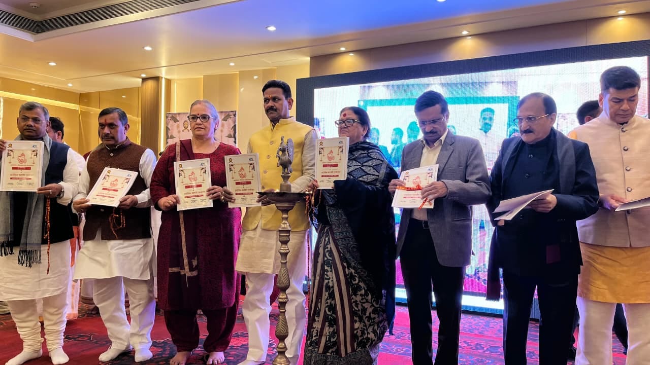 सम्मेलन को संबोधित करतीं महापौर सुषमा खर्कवाल। सम्मेलन को संबोधित करतीं महापौर सुषमा खर्कवाल।