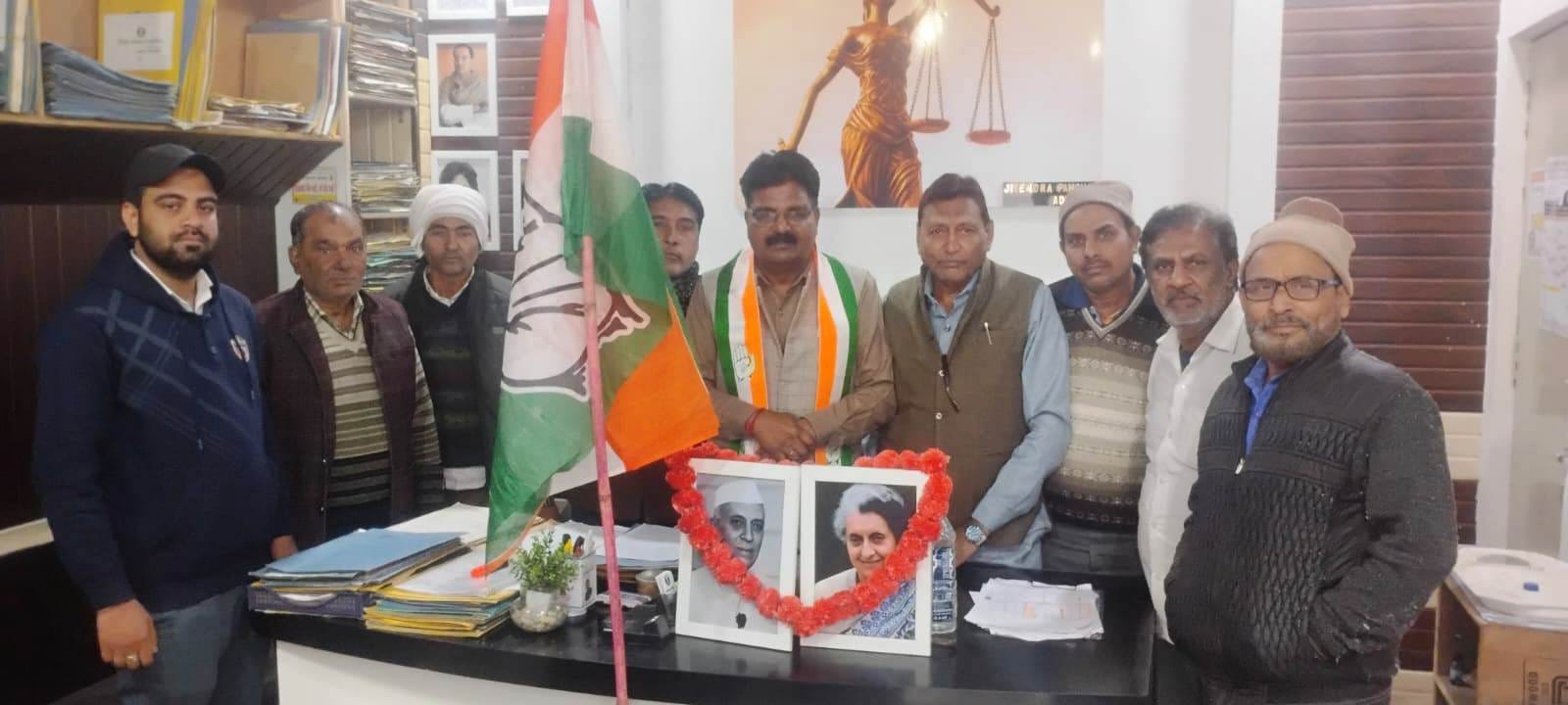 सरूरपुर। कांग्रेस के स्थापना दिवस के मौके पर मौजूद पदाधिकारी। आयोजक