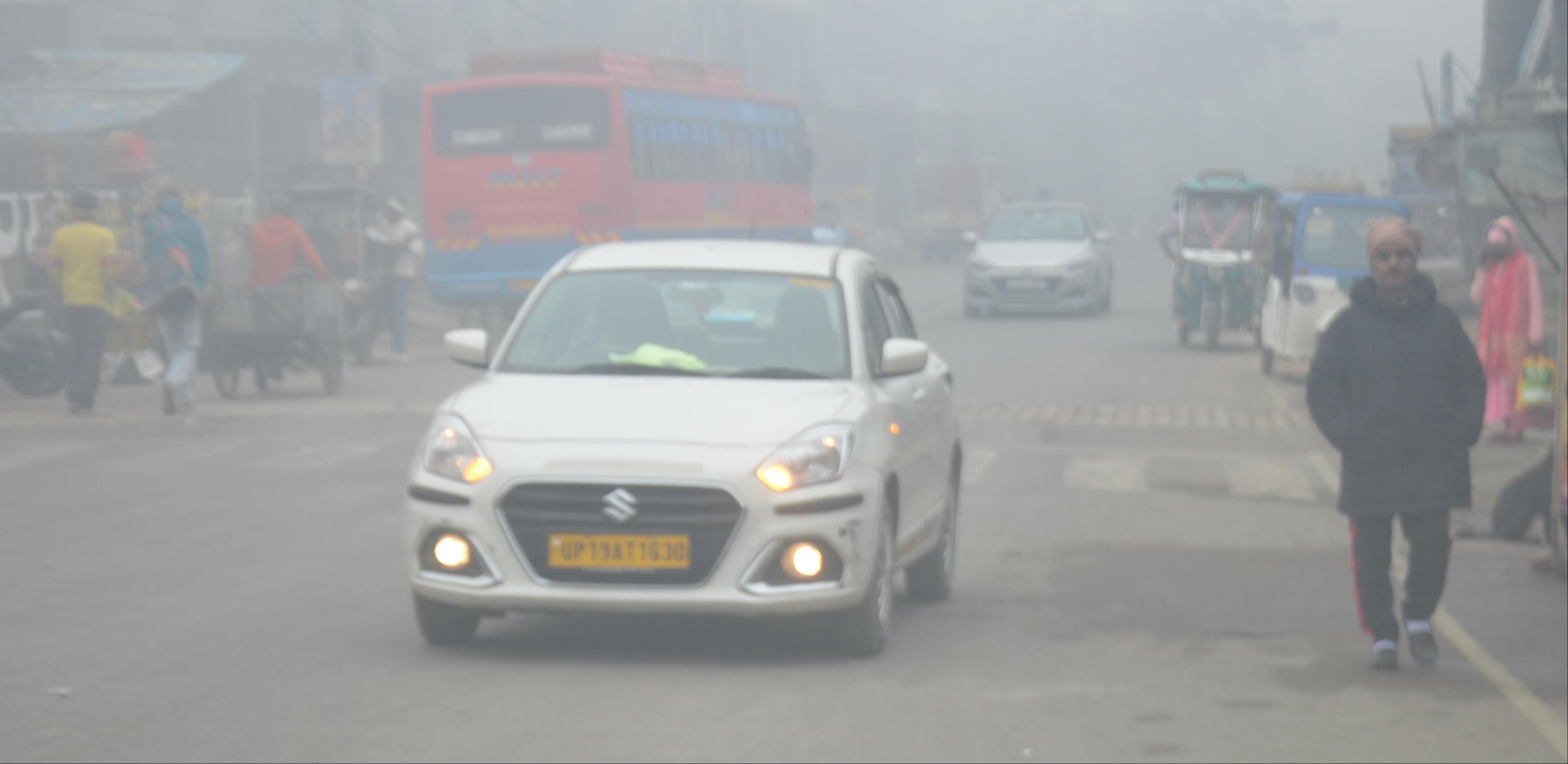 शामली कोहरे में झिंझाना रोड पर कोहरे में जाते वाहन । संवाद शामली कोहरे में झिंझाना रोड पर कोहरे में जाते वाहन । संवाद