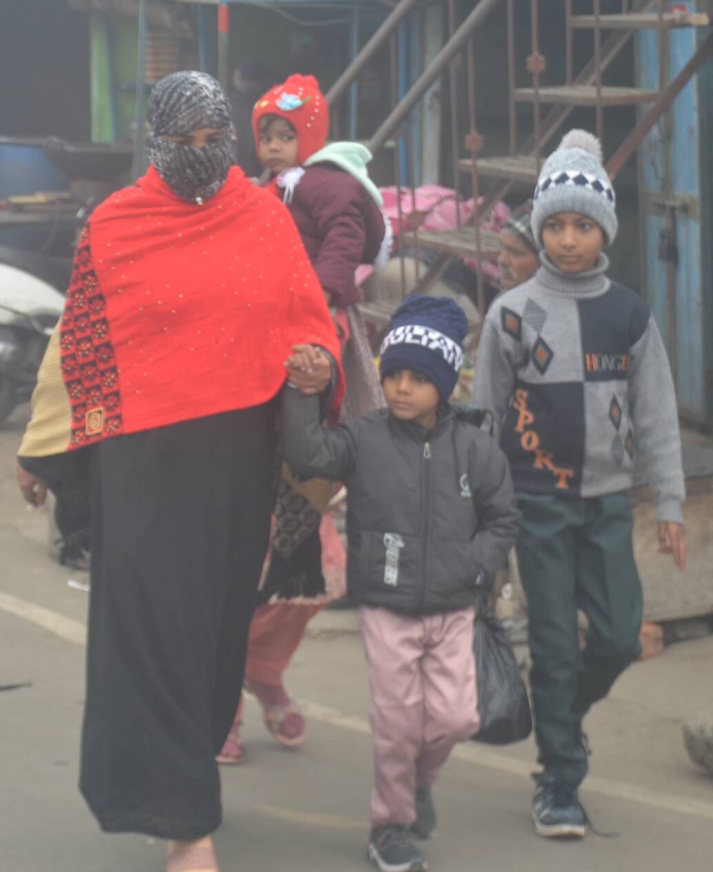 शामली कोहरे में झिंझाना रोड पर कोहरे में जाते वाहन । संवाद शामली कोहरे में झिंझाना रोड पर कोहरे में जाते वाहन । संवाद