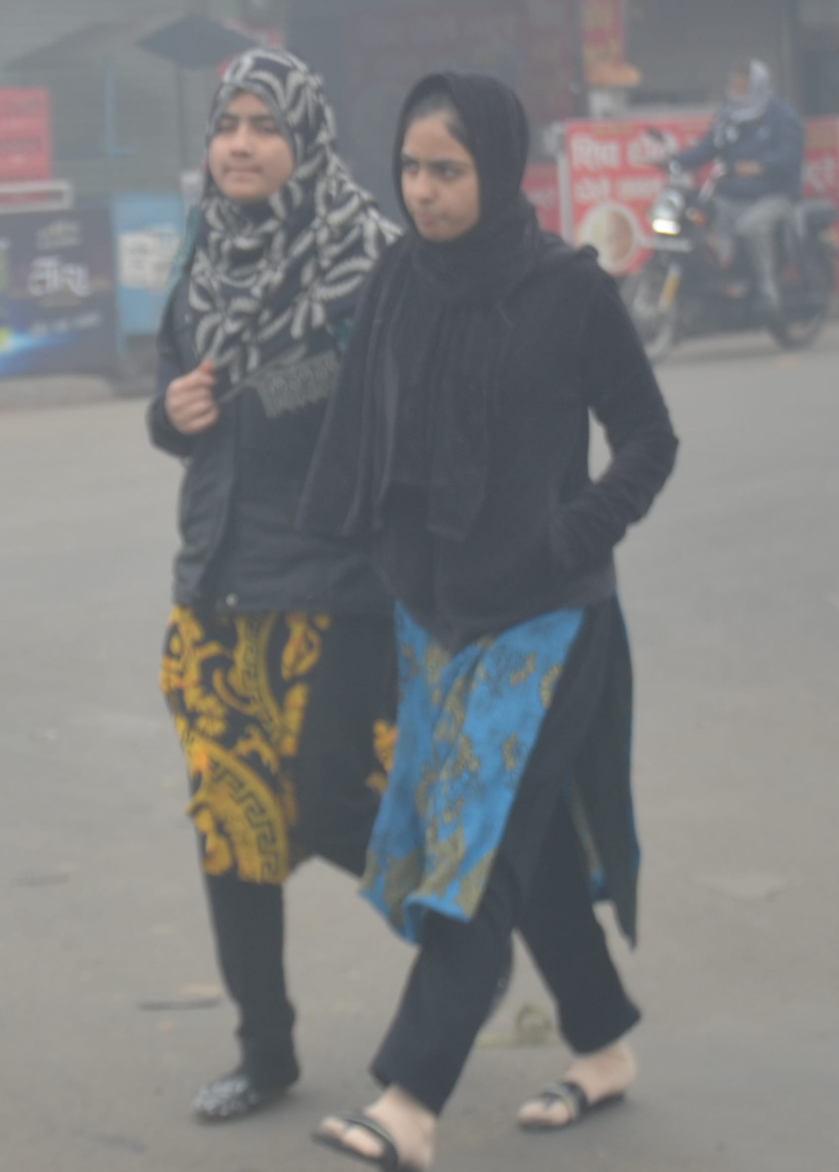 शामली कोहरे में झिंझाना रोड पर कोहरे में जाते वाहन । संवाद शामली कोहरे में झिंझाना रोड पर कोहरे में जाते वाहन । संवाद