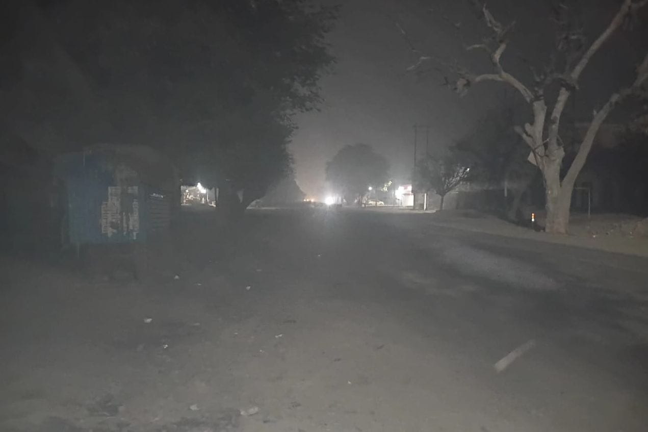 दिल्ली-लखनऊ हाईवे पर तिलहर स्थित ओवरब्रिज पर बंद लाइट। संवाद