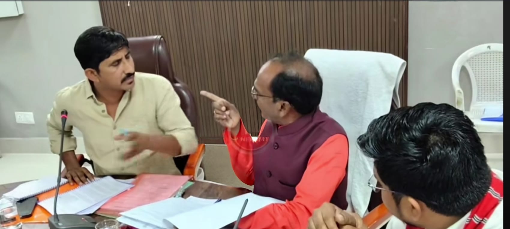 दिशा की गाइड लाइन का पत्र दिखाते सांसद रावत।