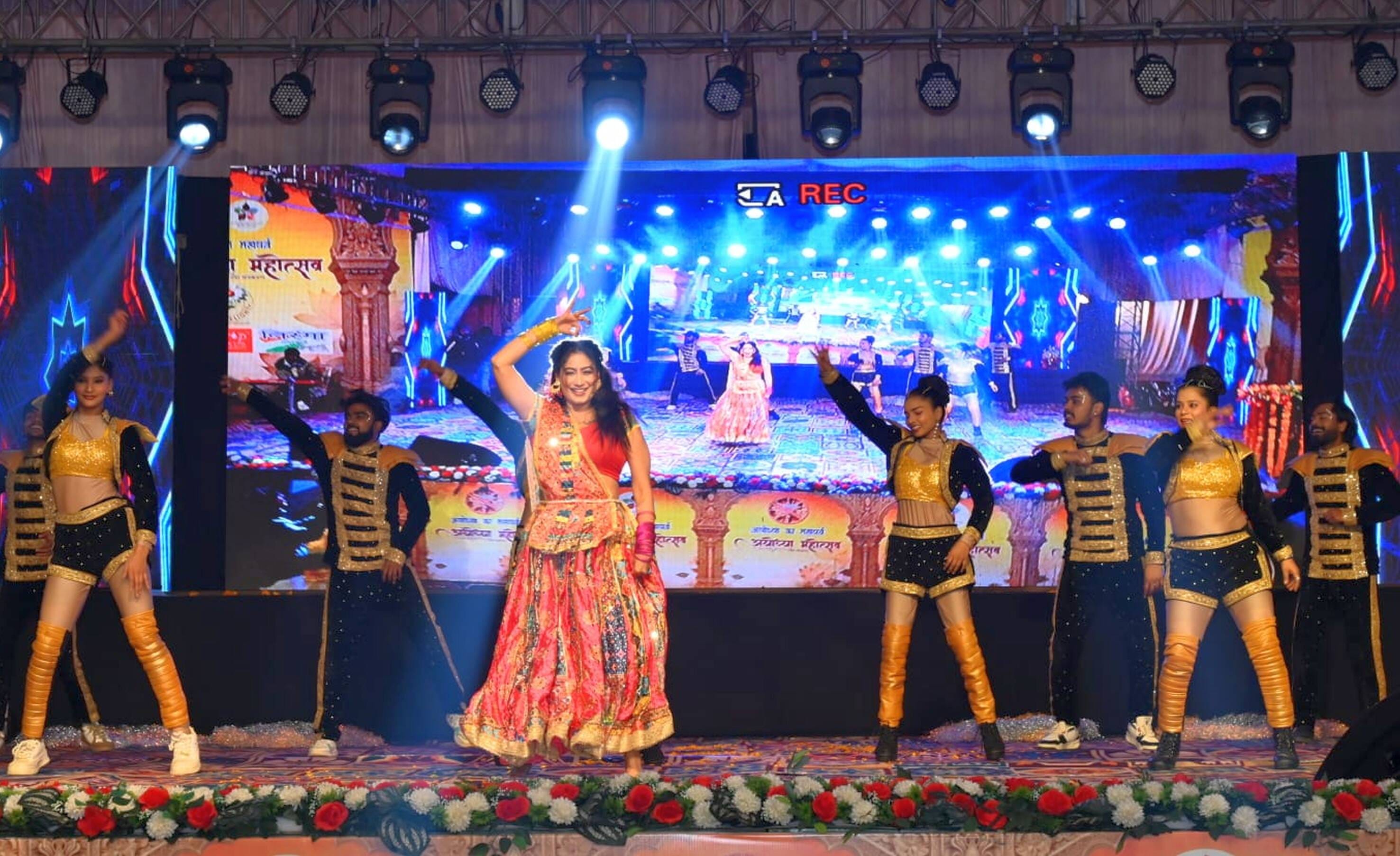 26-अयोध्या महोत्सव परिसर में अयोध्या सिने अवार्ड में  प्रस्तुति देतीं माही खान।-संवाद