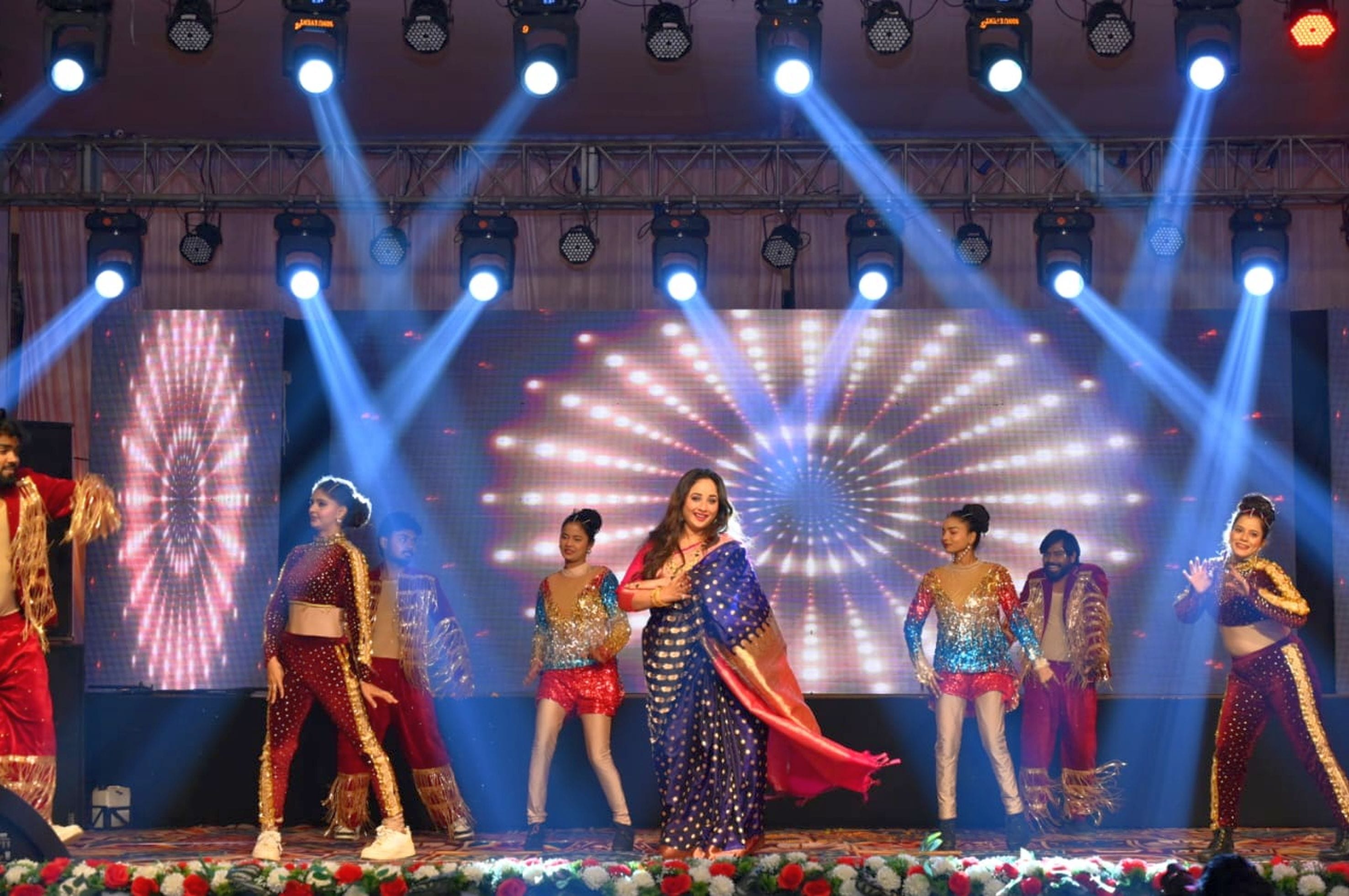 26-अयोध्या महोत्सव परिसर में अयोध्या सिने अवार्ड में  प्रस्तुति देतीं माही खान।-संवाद