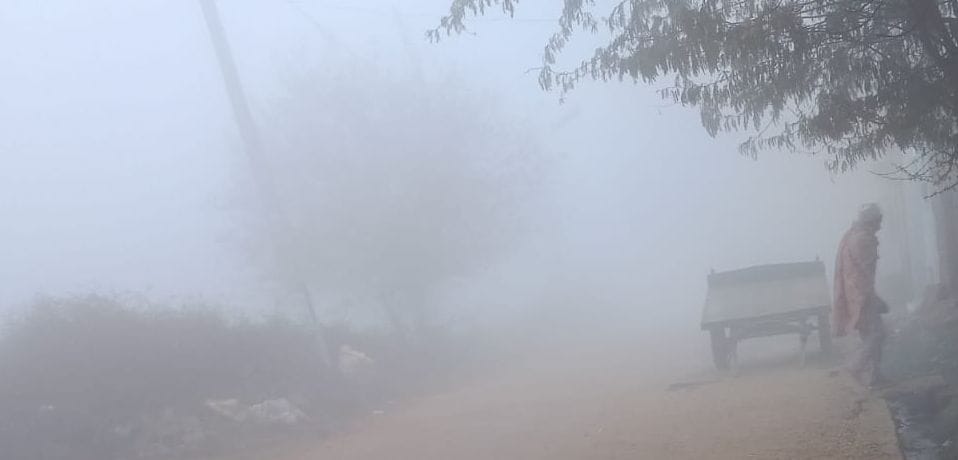 29जेएनडी27 : घने कोहरे के लाइट जला कर चलते वाहन चालक। स्रोत वाहन चालक। 29जेएनडी27 : घने कोहरे के लाइट जला कर चलते वाहन चालक। स्रोत वाहन चालक।
