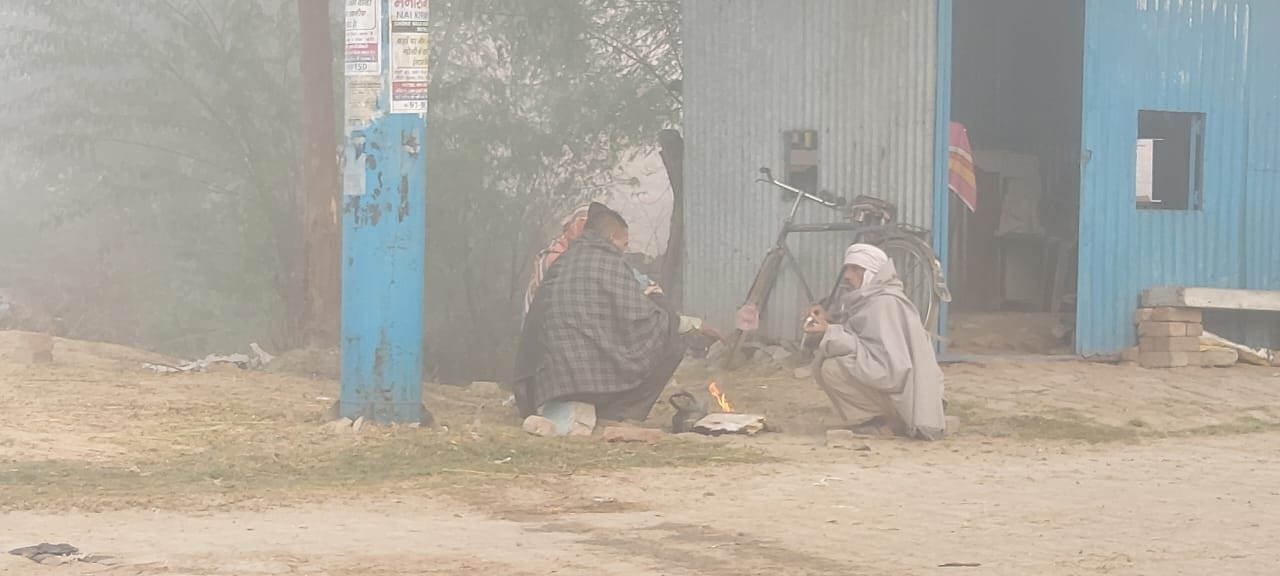 29जेएनडी27 : घने कोहरे के लाइट जला कर चलते वाहन चालक। स्रोत वाहन चालक। 29जेएनडी27 : घने कोहरे के लाइट जला कर चलते वाहन चालक। स्रोत वाहन चालक।