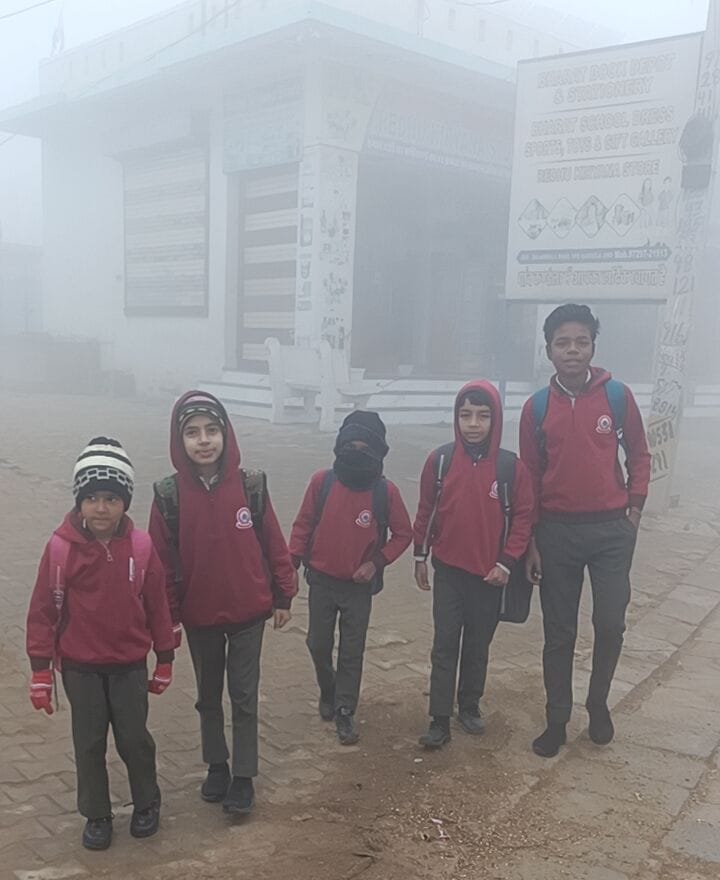 29जेएनडी27 : घने कोहरे के लाइट जला कर चलते वाहन चालक। स्रोत वाहन चालक। 29जेएनडी27 : घने कोहरे के लाइट जला कर चलते वाहन चालक। स्रोत वाहन चालक।