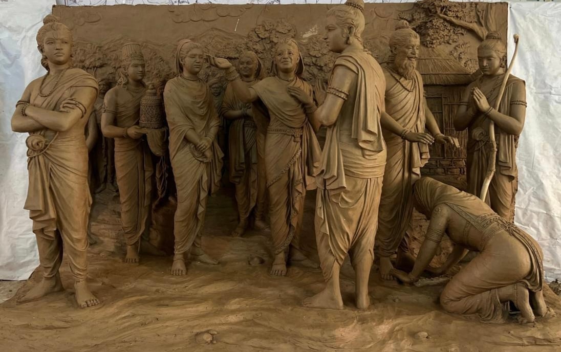 अयोध्या मंदिर की दीवारों पर बनाए गए रामायण के प्रसंग। स्वयं