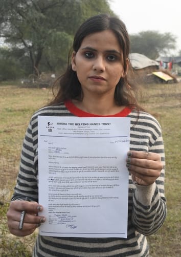भेड़ाें की मौत के बाद जांच करने पहुंची पुलिस व अन्य लोग।