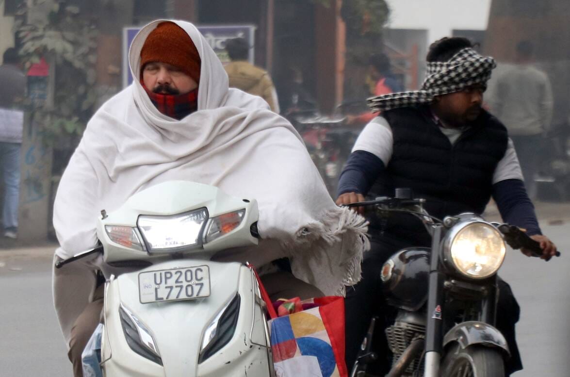 बिजनौर में सोमवार की सुबह छाए कोहरे से निकलते वाहन। संवाद